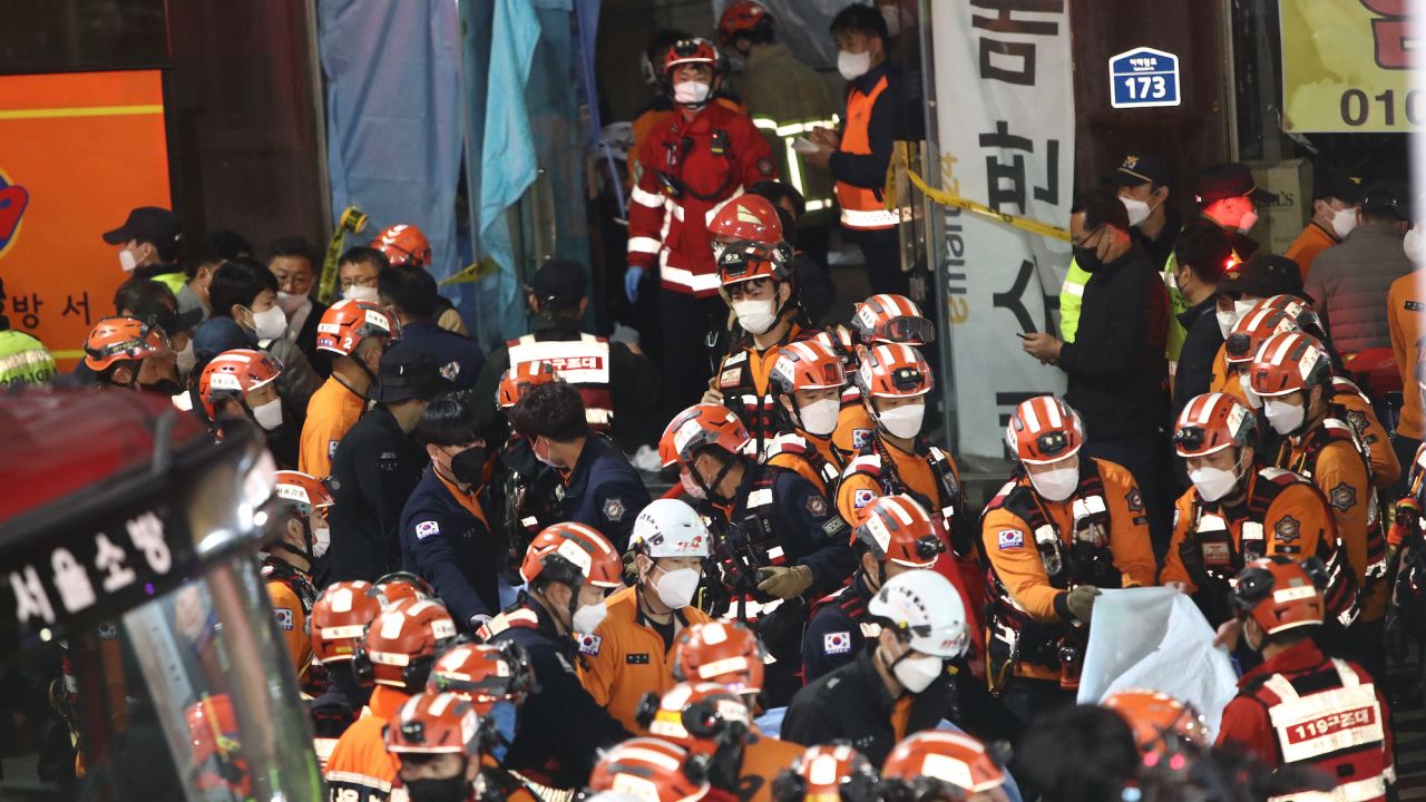 Emergency-services-treat-injured-people on -Seoul-South-Korea