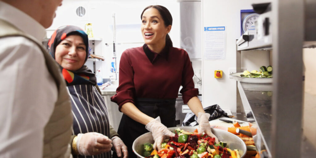 For the homeless, Meghan Markle assists her team to cook thanksgiving food